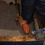 Il malcapitato � uno scorfano di un intenso arancione che finisce subito sul bancale in legno del gozzo. L�antica �pesca a fuoco� si � quindi materializzata davanti ai nostri occhi

